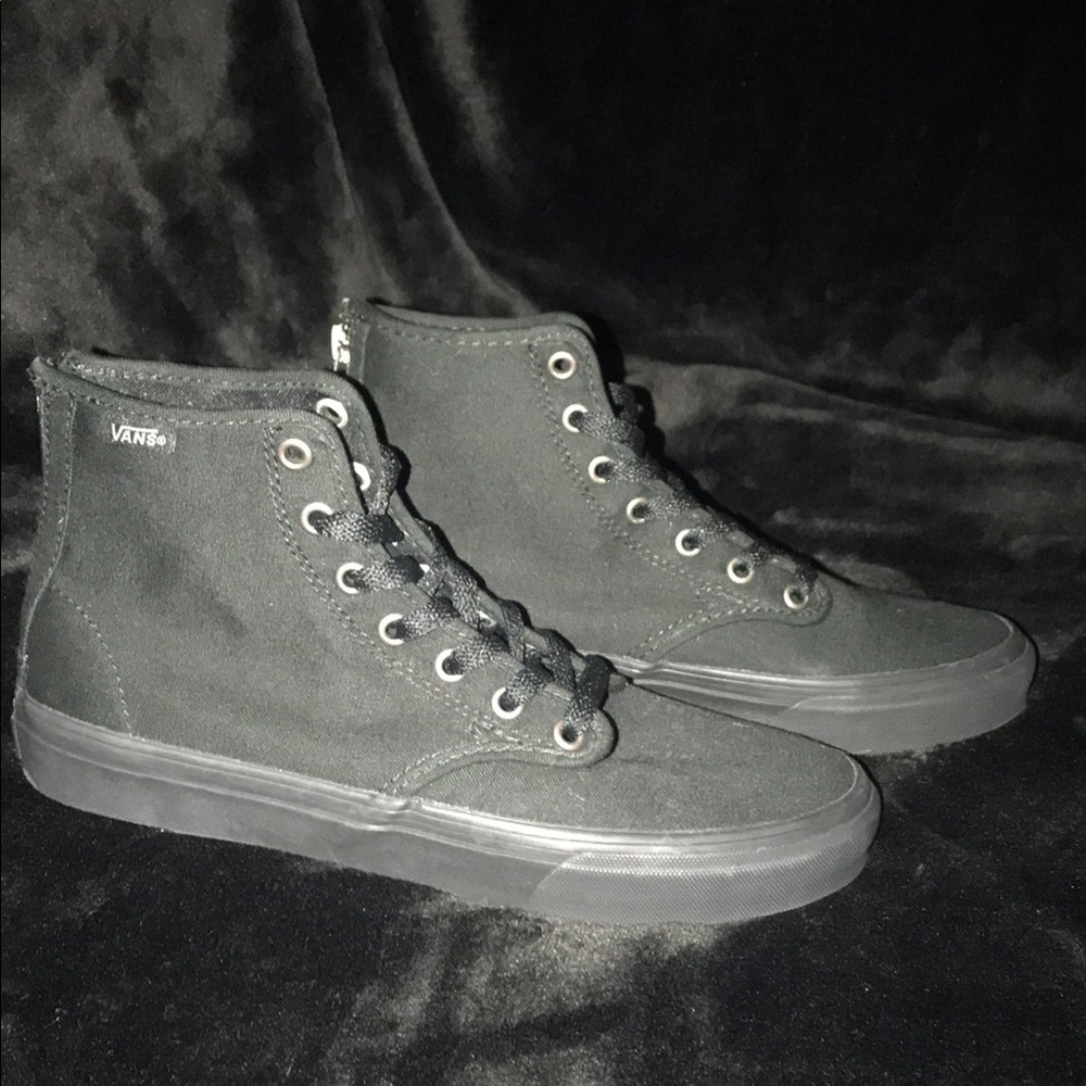 New Vans SZ 7 (Women’s)